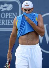 Robby Ginepri wipes his face with his shirt.JPG