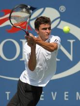 Gilles Simon two handed backhand follow through.JPG