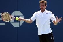 Giles Simon hits a flat forehand during the US Open 2009.JPG