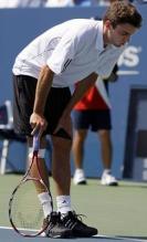 Gilles Simon has a hurt knee at the US Open 2009.JPG