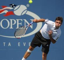 Gilles Simon hits a serve at the US Open 2009.JPG