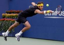 Del Potro goes for a defensive backhand.JPG