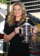 Kim Clijsters and her 2009 US Open trophy in New York City.JPG