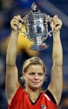 Kim Clijsters hoists her 2009 US Open trophy in the air.JPG