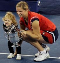 Kim Clijsters photo with her daughter Jada at the 2009 US Open awards ceremony.JPG