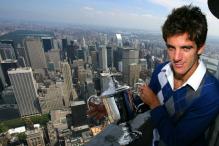Del Potro holds his US Open 2009 Championship trophy on top of the Empire State Building.JPG