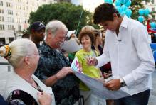 Del Potro signs an autograph for a fan.JPG