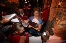 Kim Clijsters signs autographs in Belgium.JPG