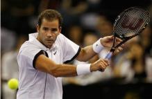 Pete Sampras prepares to hit a backhand slice.JPG