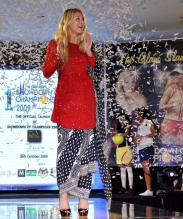 Anna Kournikova reacts as confetti fall around her.JPG