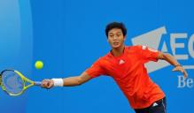 Yen-Hsun Lu reaches to hit a forehand at the AEGON championships 2010.JPG