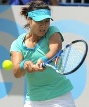 Li Na interesting 2 handed backhand grip.JPG
