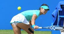 Li Na hits a defensive slice backhand on the run.JPG