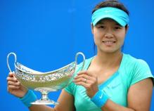 Li Na poses with her Maud Watson trophy 2010.JPG