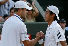 Yen-Hsun Lu shakes Andy Roddick's hand.JPG