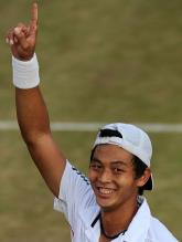 Lu Yen Hsun raises a finger in the air after he defeats Andy Roddick.JPG