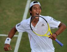 Lu Yen Hsun is pumped up after defeating Andy Roddick during Wimbledon 2010.JPG