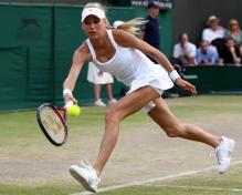 Anna Kournikova hits a running forehand shot during Wimbledon 2010.JPG