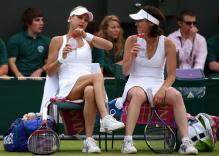 Anna Kournikova and Martina Hingis during a changover at Wimbledon 2010.JPG