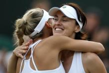 Anna Kournikova hugs Martina Hingis.JPG