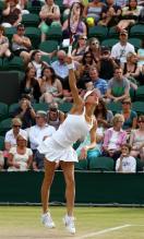 Anna Kournikova serves during her Wimbledon 2010 doubles match.JPG