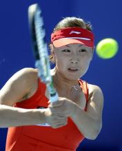 Peng Shuai two handed backhand on a high ball.JPG