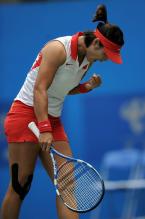 Li Na celebrates a point in Guangzhou 2010.JPG