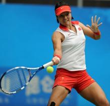 Li Na goes for a forehand in Guangzhou 2010.JPG