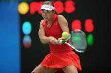Peng Shuai 2 handed backhand in Guanzhou 2010.JPG