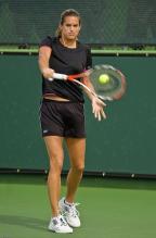 Amelie Mauresmo backhand contact point with the ball.jpg