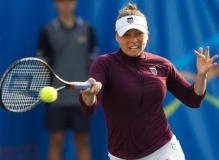 Vera Zvonareva chest-high forehand technique.JPG