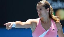 Amelie Mauresmo points at something.jpg