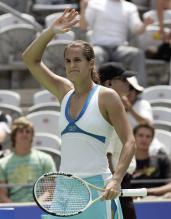 Amelie Mauresmo raises her arm to acknowledge the crowd.jpg