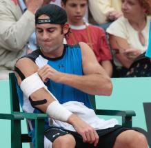 Robby Ginepri adjusts his arm tape.jpg