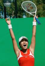 Akiko Morigami raises both arms after winning.jpg
