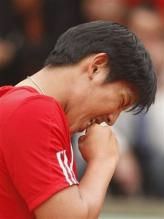 Tsung-Hua Yang bites his knuckle.jpg
