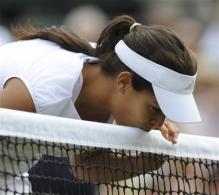 Ana Ivanovic kisses the net during Wimbledon 2008.jpg
