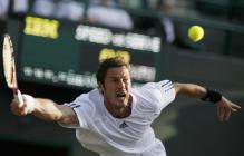 Safin stretches to hit a forehand.jpg
