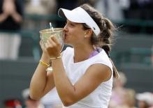 Laura Robson kisses her Wimbledon 2008 juniors championship trophy.jpg