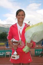 Laura Robson holds flowers and her trophy back in 2006.jpg