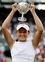 Laura Robson holds up the 2008 Wimbledon championship juniors trophy.jpg