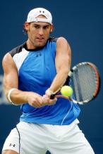 Robby Ginepri hits a 2 handed backhand.jpg