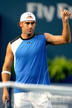 Robby Ginepri gives the thumbs up.jpg