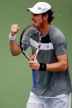 Andy Murray pumps his fist.jpg