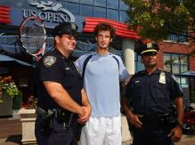 Andy Murray takes a photo with two NYPD officers.jpg