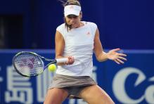 Ana Ivanovic tries to block a ball to her forehand.jpg